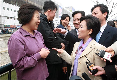 40대여성을 잡아라!... 강금실 전 법무장관이 청계천에서 만난 시민과 이야기를 나누고 있다. 